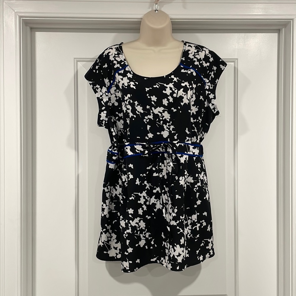 Beautiful Maternity Top - Black + White Floral with Blue Accents. Size XL